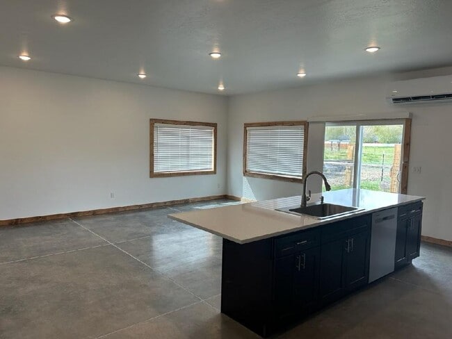 Building Photo - Beautiful newly built 3 bed 2 bath home