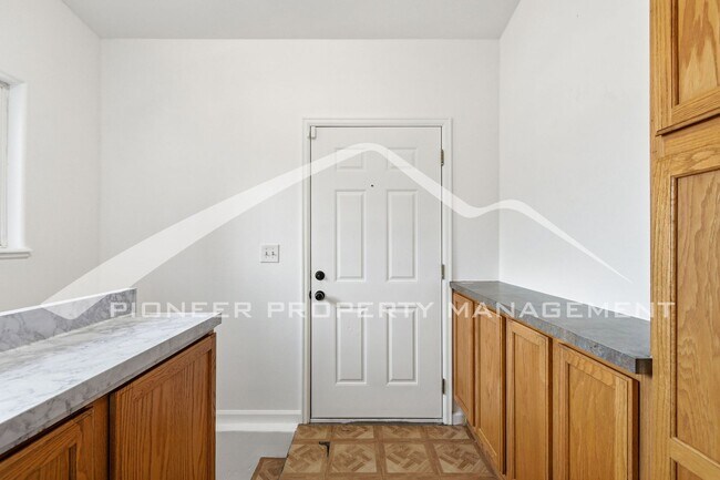 Building Photo - Charming Home with Washer/Dryer and Fenced Yard