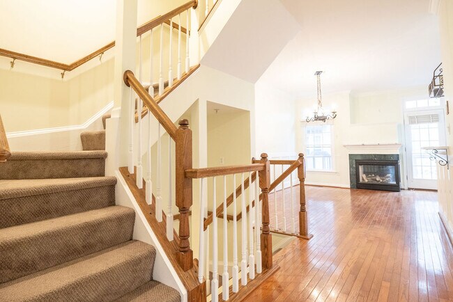 Building Photo - 719 N Vermont St