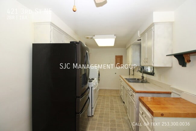 Building Photo - 421 3rd St NE
