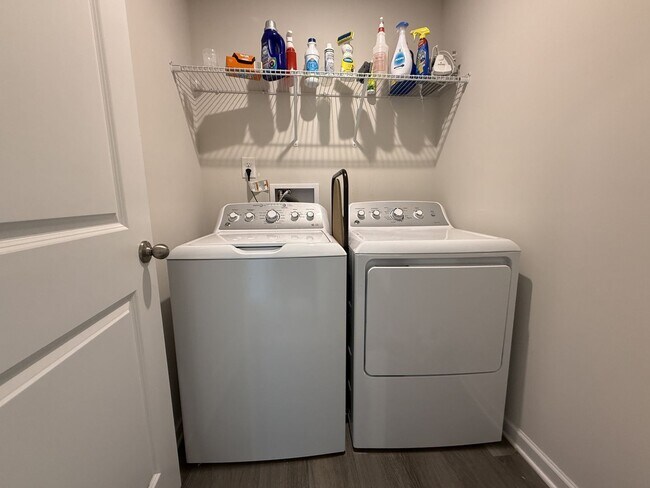 Building Photo - 4 Bedroom Modern Home in York County