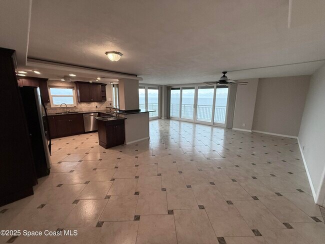 Building Photo - 877 N Hwy A1A