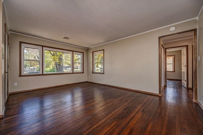 Building Photo - 809 N Ross Ave