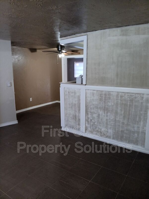 Building Photo - 3808 SE 15th St