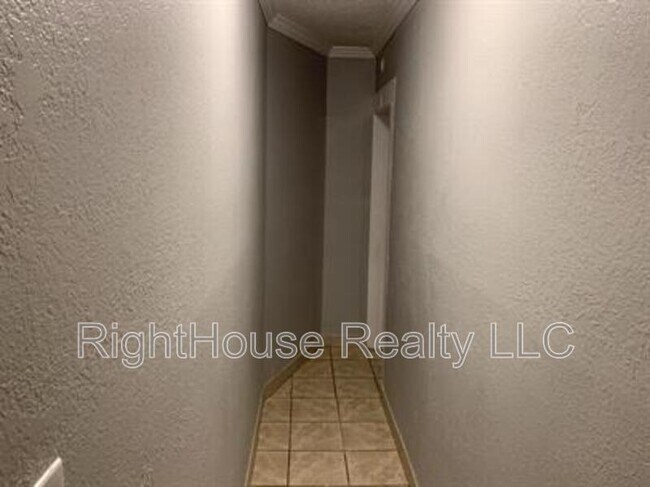Building Photo - 113 S Grove St