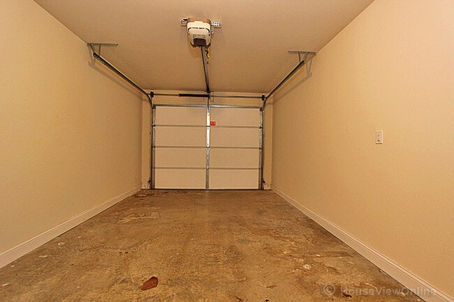 Building Photo - Founders Court 135/137