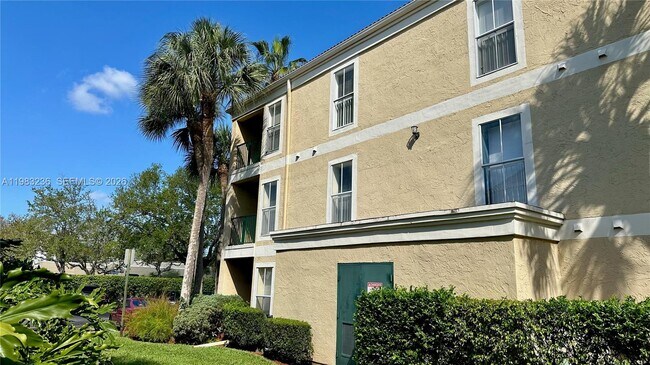 Building Photo - 977 Riverside Dr