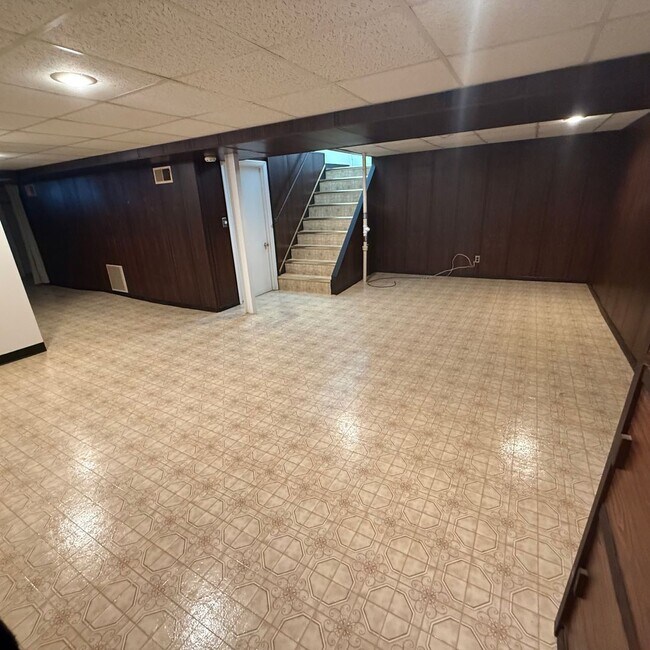 Building Photo - 3 Bedroom 2 BathHome