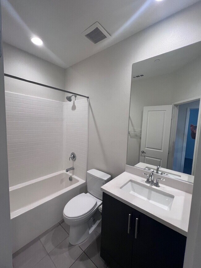Building Photo - Gorgeous Like-New 4BD/3.5BA Oceanside Townhome! Bright & Airy Open Floor Plan, Stainless Applianc...