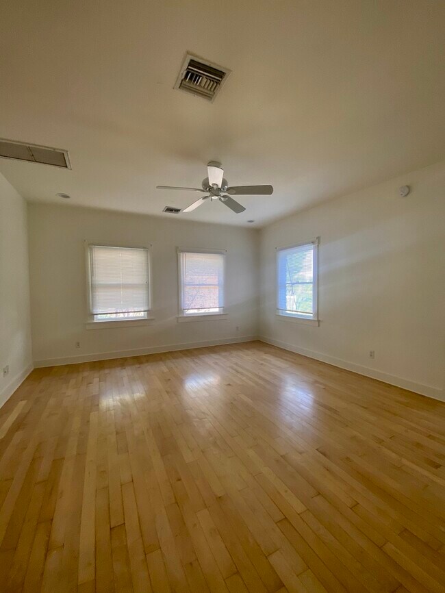 Building Photo - For Rent