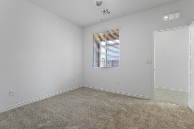 Building Photo - MULTI-GENERATIONAL New Build Home with En Suite In Skye Canyon!