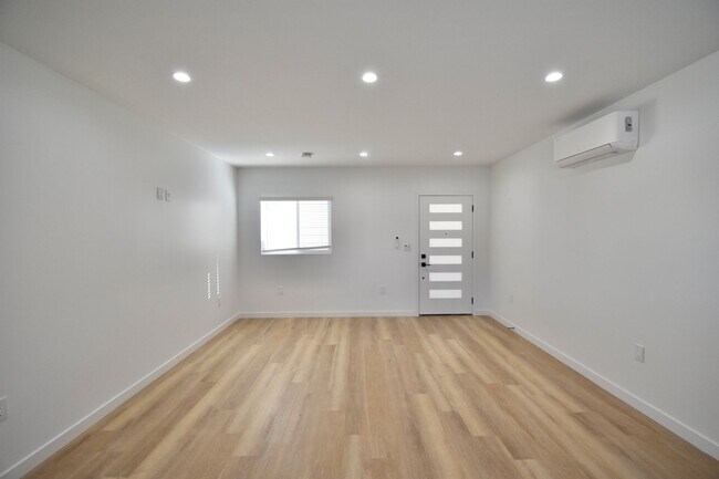 Building Photo - 11645 Moorpark St