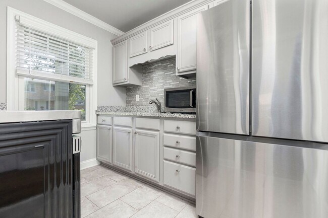Building Photo - 1166 Castlevale Dr
