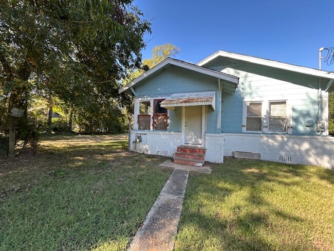 Building Photo - NEW!! NEW!! NEW!! Large 2 Bed/1 Bath Home ...