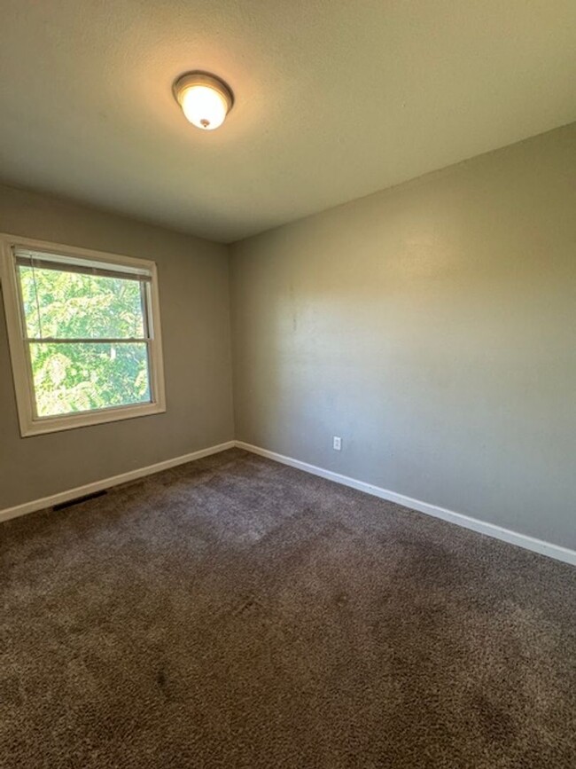 Building Photo - Spring Move in Special! 1/2 off Move in Sp...