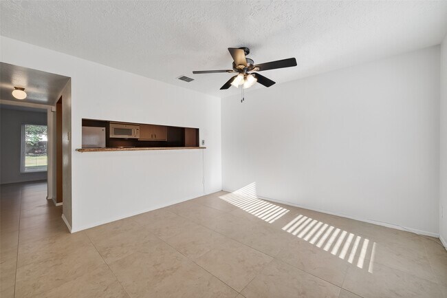 Building Photo - 8462 Leawood Blvd