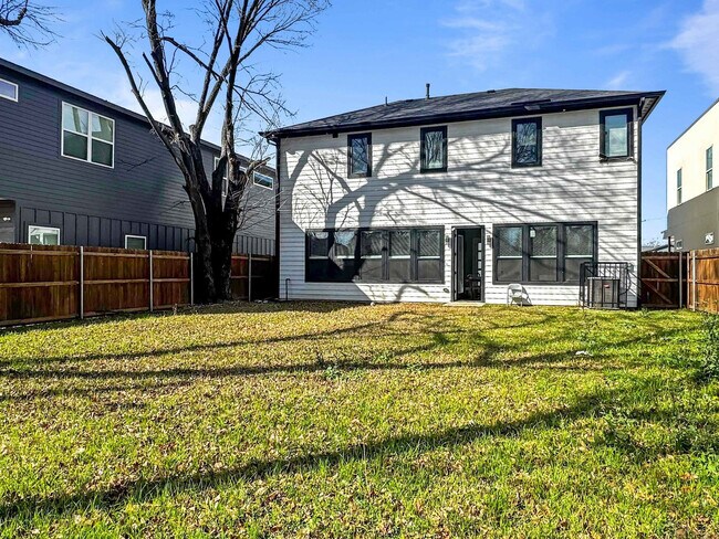 Building Photo - 2408 Pennsylvania Ave