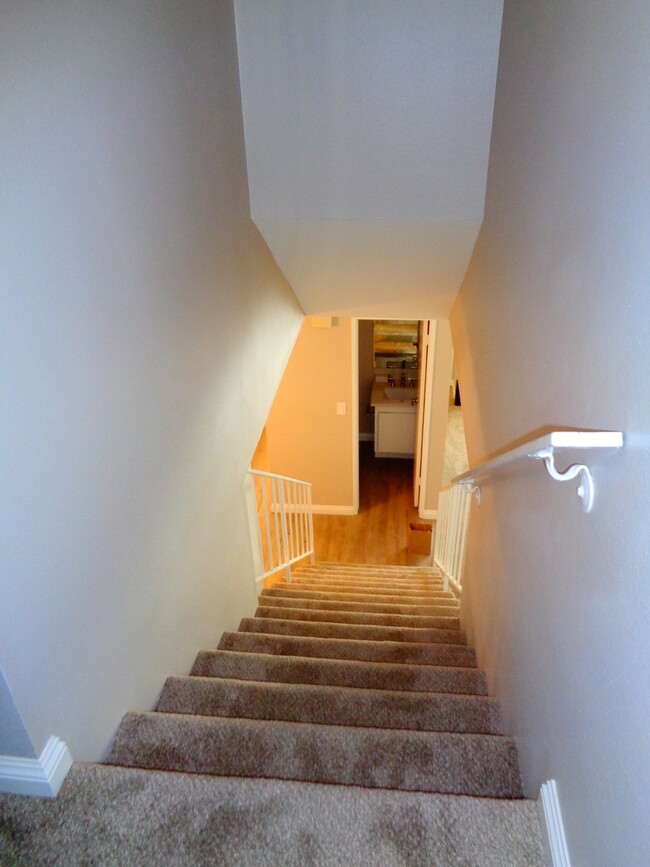 Building Photo - 2 Bed 1.5 Bath Condo, with Central AC in W...