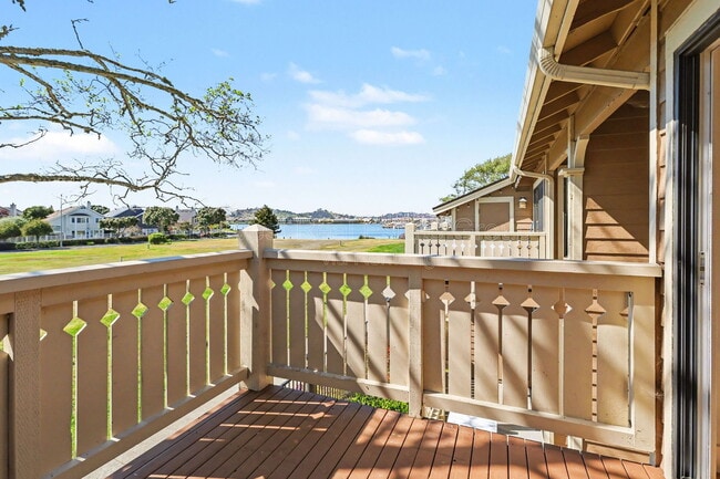 Building Photo - 198 Lakeshore Ct