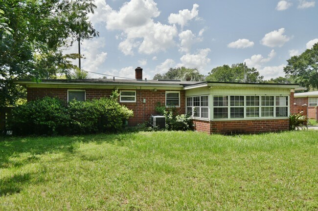 Building Photo - 2101 Maple Leaf Dr E