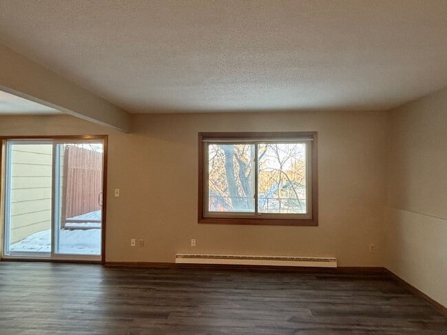 Building Photo - Awesome 2 BR/1.5 BA Townhome in St. Paul!