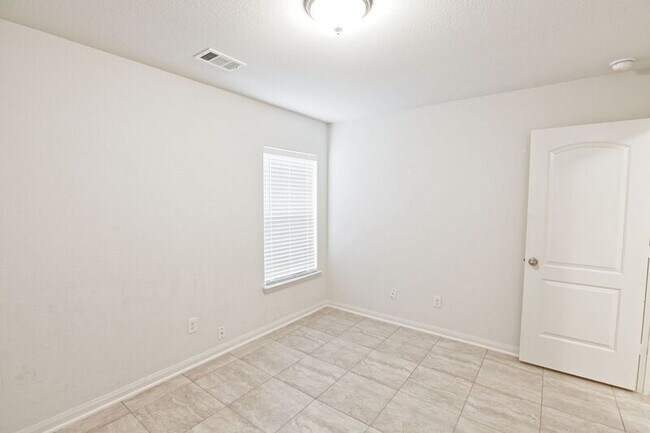 Building Photo - 1829 Persimmon Dr