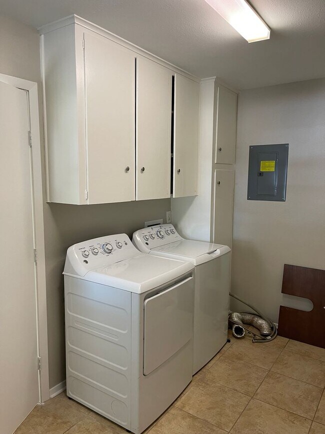 Building Photo - 1619 Anita St