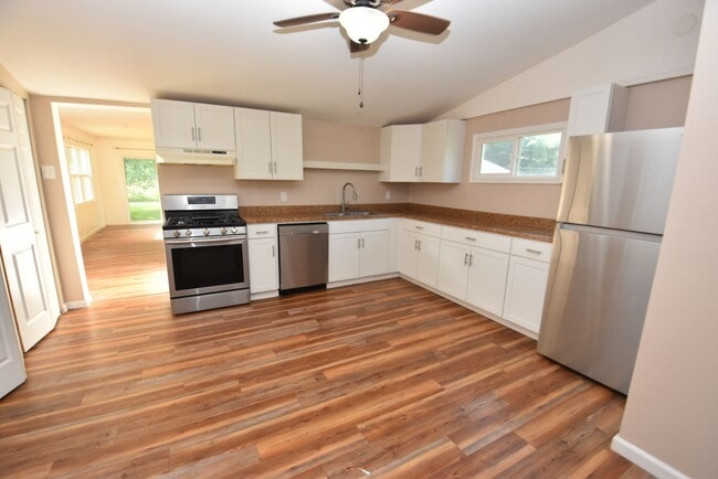 Building Photo - 4 bedroom 2 bath home close to UP Mall