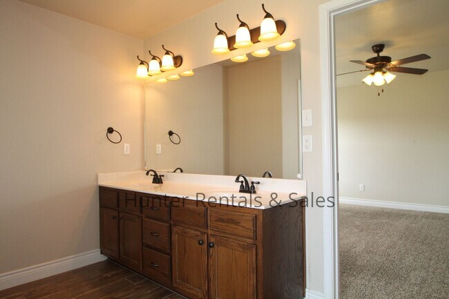 Building Photo - 1104 Wren Cir