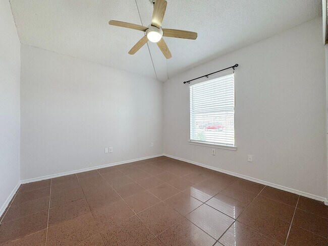 Building Photo - East El Paso 3 bed Refrig A/C
