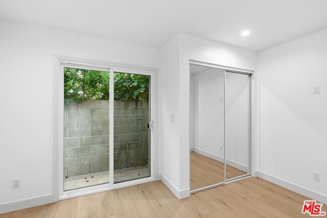 Building Photo - 3431 Edgehill Dr