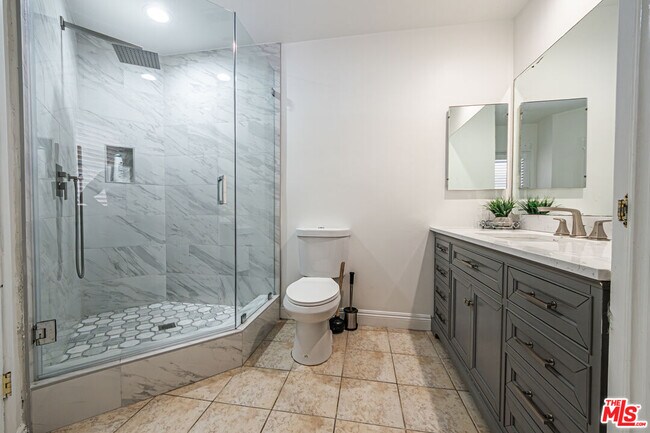 Building Photo - 18022 Lake Encino Dr