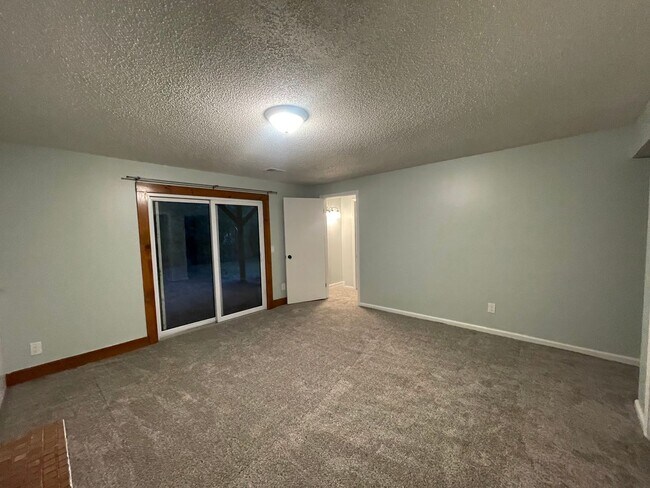 Building Photo - 6770-6772 Pleasantview St NE