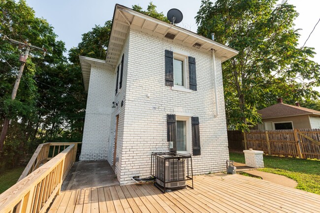 Building Photo - N Rosedale Ave Duplex