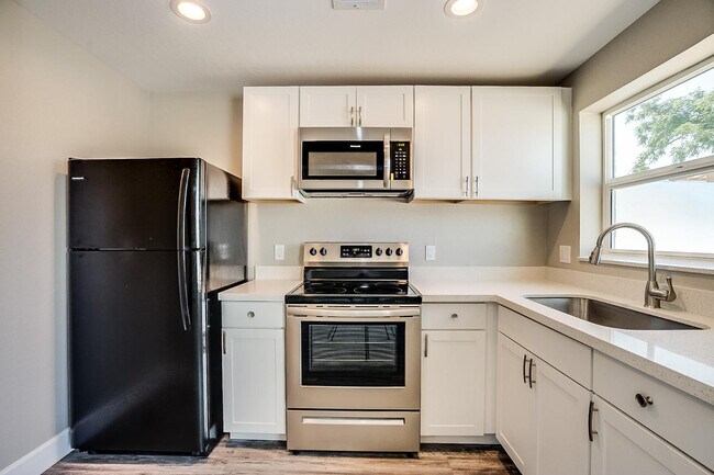 Building Photo - 215 S Doran