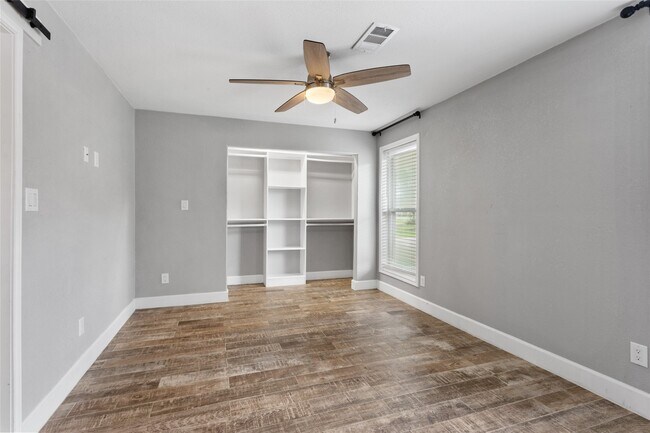 Building Photo - 3310 Oak Dr