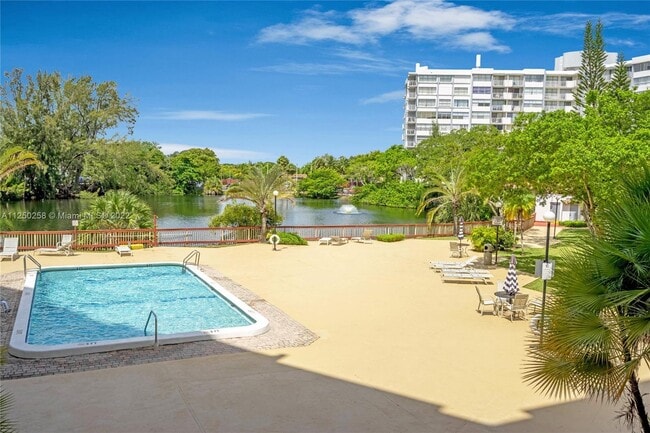 Building Photo - 1300 NE Miami Gardens Dr