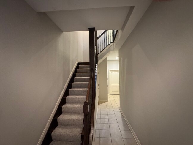 Building Photo - 512 S Grand Ave