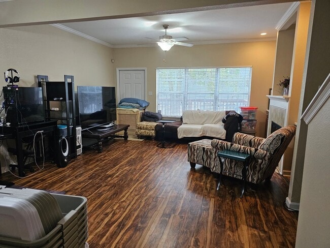 Building Photo - Townhome Off The Parkway With 1 Car Garage