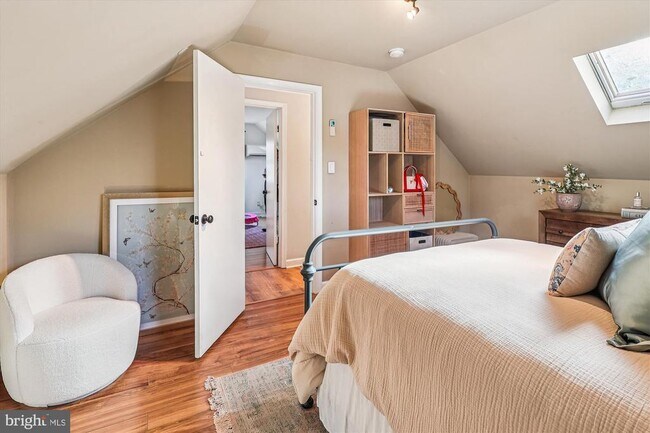 Building Photo - 832 Clifton Ave