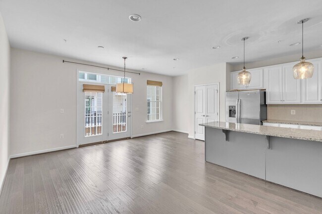 Building Photo - Luxurious 4 Bed 4.5 Bath Brick Townhome In...