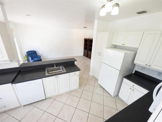 Building Photo - 15616 NW 12th Manor