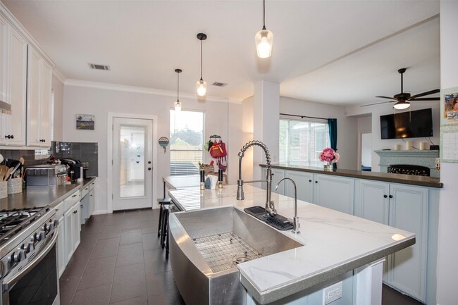 Building Photo - 601 Canyon Crest Dr