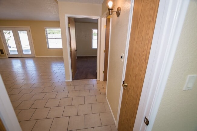 Building Photo - Welcome to this charming 3-bedroom, 2-bath home with Central A/C and Large 2 Car Garage!