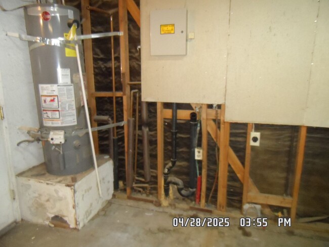Building Photo - 3 Bedrooms, 2 Bathroom, Large Fully Fenced...