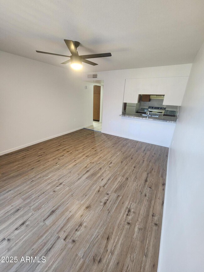 Building Photo - 3033 E Devonshire Ave