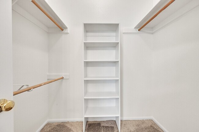 Building Photo - $1,850.00, 2 bed, 2 bath, located in Color...