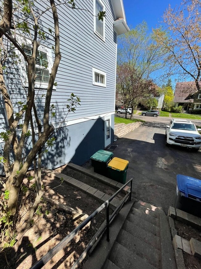 Building Photo - Available Sept 6! - Beautiful 4 Bed 3 Bath