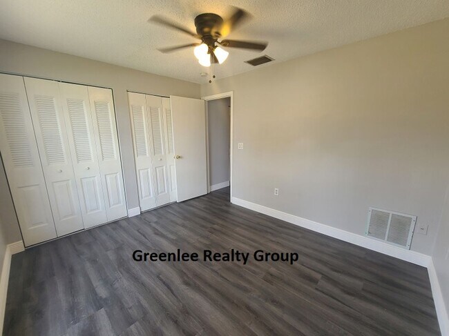 Building Photo - Updated 3 bed/2 bath home in Seven Springs...