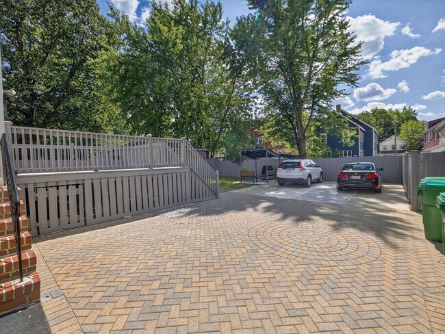 Building Photo - 111 Sharon St